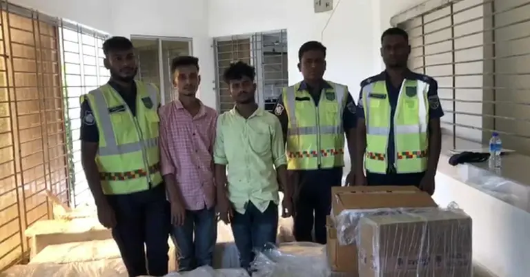 অবৈধ ভারতীয় কসমেটিকসহ কাভার্ডভ্যান জব্দ, আটক ২
